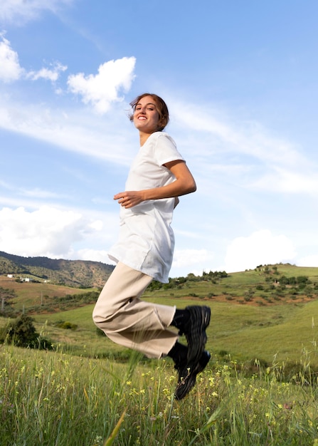 Mujer feliz, aire libre, saltar