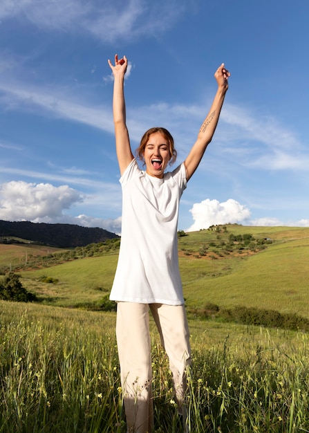 Mujer feliz, aire libre, saltar