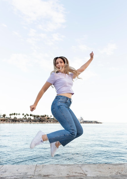 Mujer feliz, aire libre, saltar