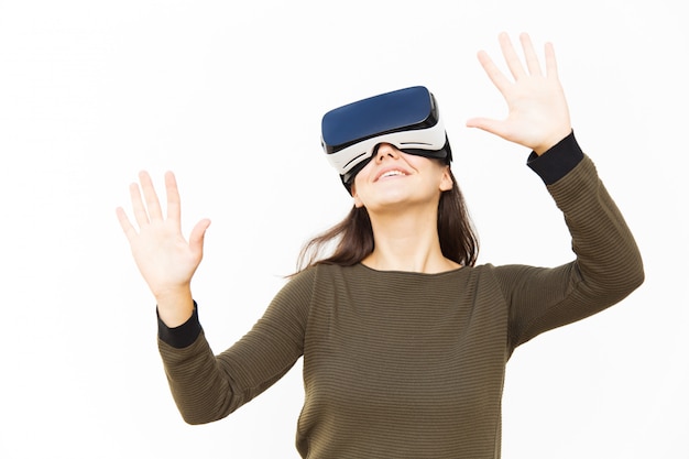 Mujer feliz alegre en auriculares VR tocando aire