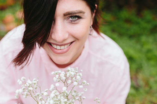 Mujer feliz alegre con flores blancas