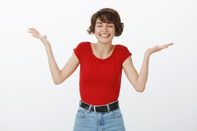 Mujer feliz aliviada regocijándose de algo bueno, triunfando sobre el logro