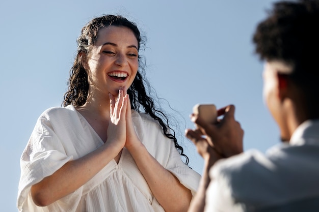 Mujer feliz de ángulo bajo aceptando propuesta