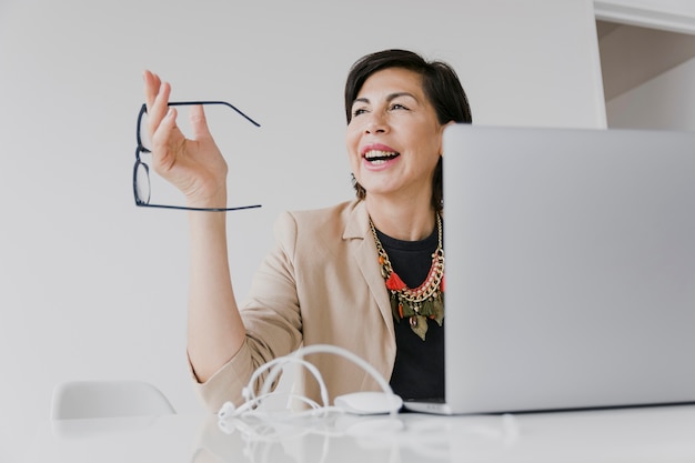 Mujer feliz con anteojos tiro medio