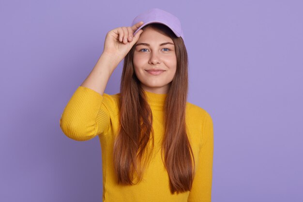 Mujer feliz con apariencia agradable y cabello largo y hermoso