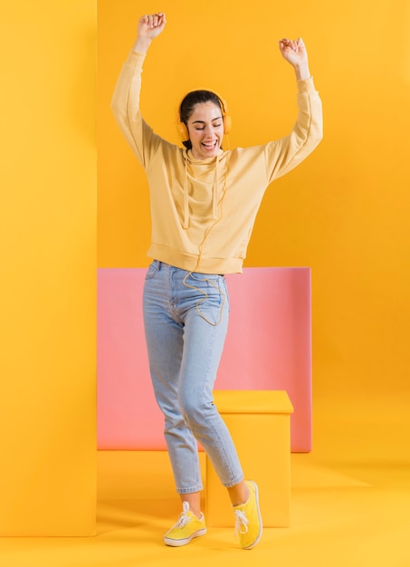 Mujer feliz con auriculares