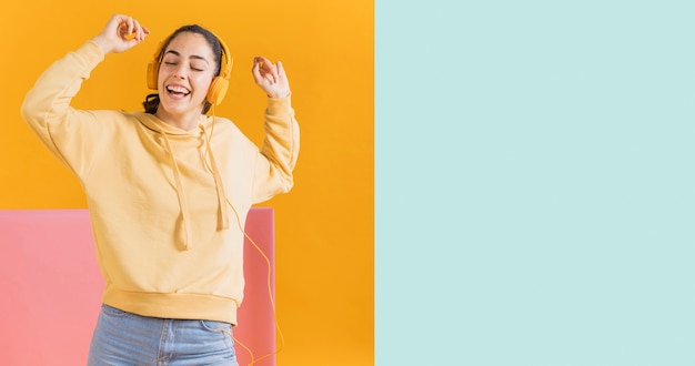 Mujer feliz con auriculares