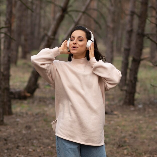 Mujer feliz con auriculares