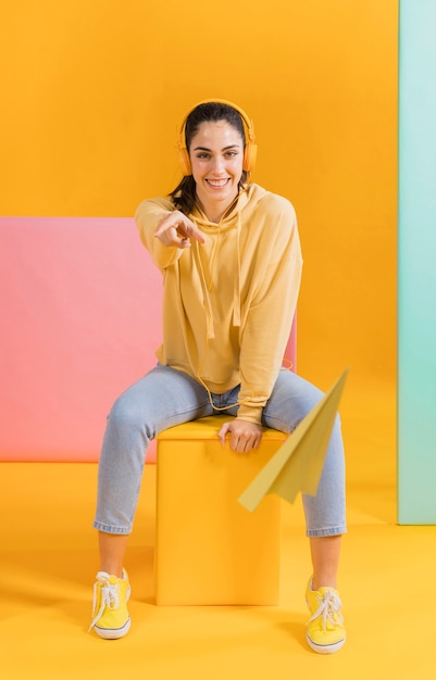 Mujer feliz con un avioncito de papel