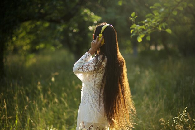 Mujer feliz baila en el claro del bosque