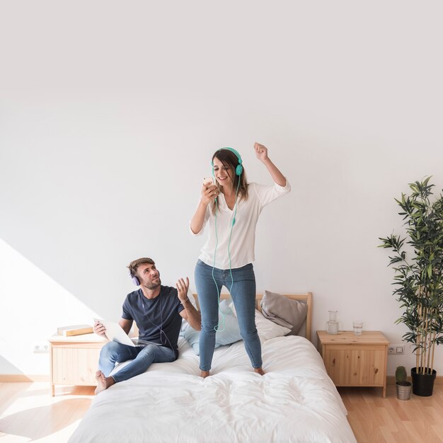 Mujer feliz bailando con los cascos puestos