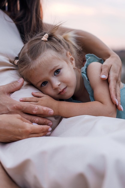 mujer feliz con bebe