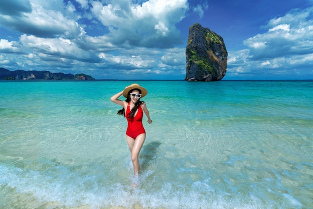 Foto gratuita mujer feliz en bikini en la isla de poda, tailandia.