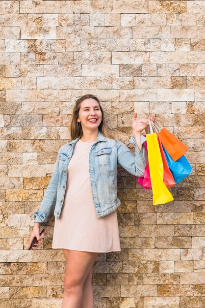 Mujer feliz con bolsas brillantes