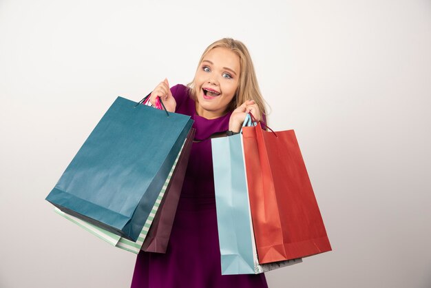 Mujer feliz con bolsas de la compra.