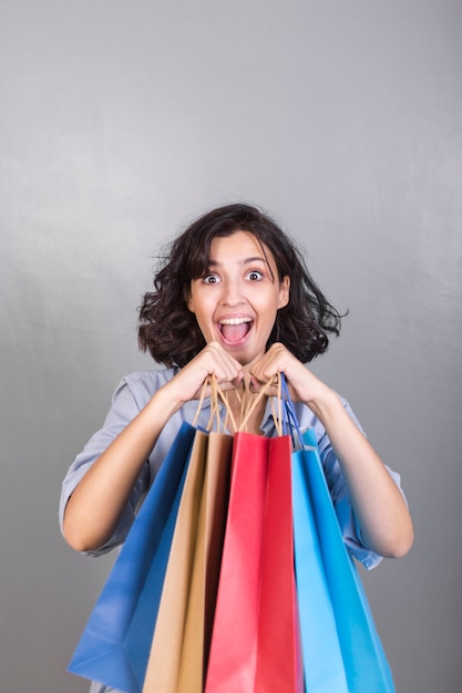 Mujer feliz con bolsas de la compra