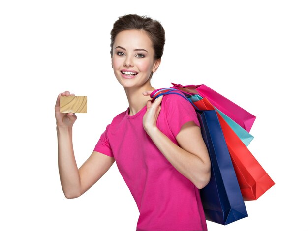 Mujer feliz con bolsas de compras y tarjeta de crédito