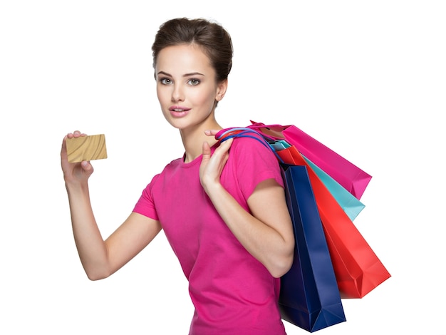 Mujer feliz con bolsas de compras y tarjeta de crédito