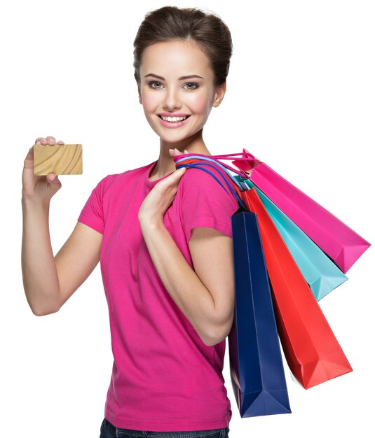 Mujer feliz con bolsas de compras y tarjeta de crédito