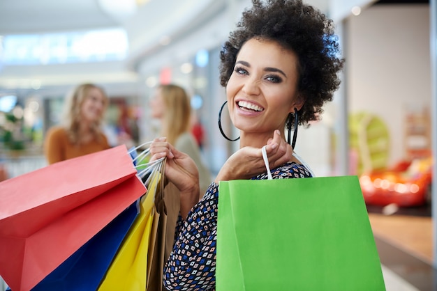 Mujer feliz con bolsas llenas