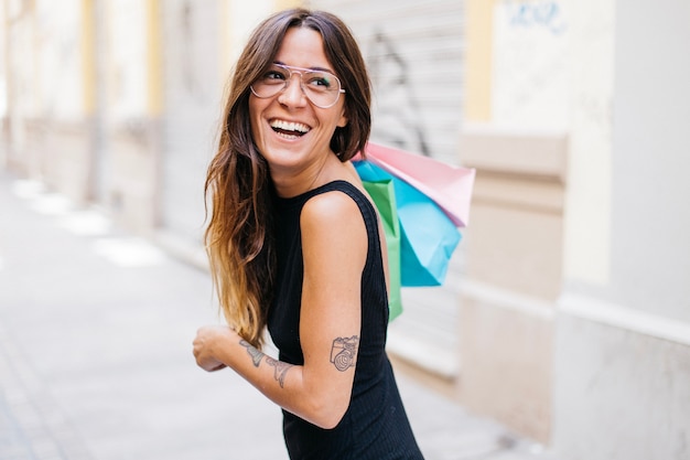 Mujer feliz con bolsas de papel