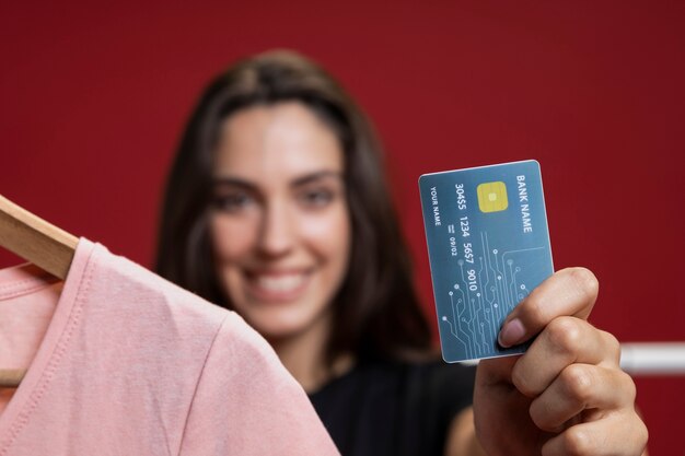 Mujer feliz borrosa lista para comprar una camisa rosa