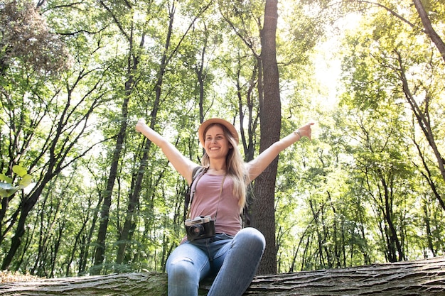 Foto gratuita mujer feliz en el bosque