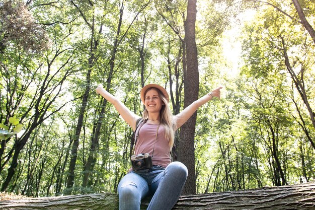 Mujer feliz en el bosque