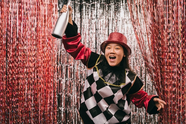 Foto gratuita mujer feliz con botella de champagne