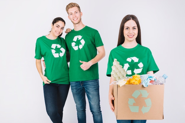 Foto gratuita mujer feliz con caja de cartón llena de artículos de reciclaje