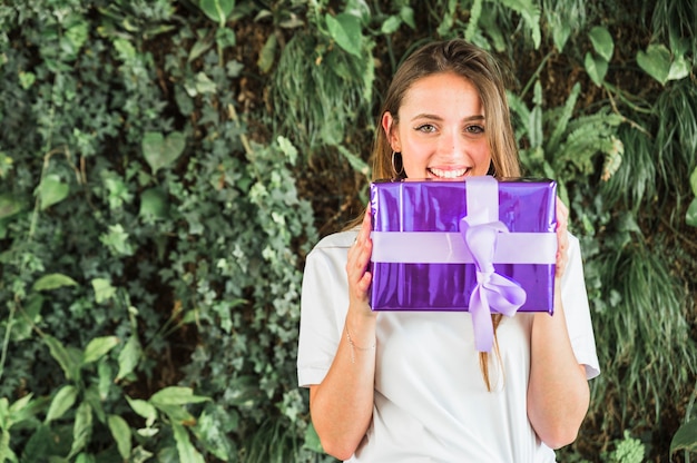 Foto gratuita mujer feliz con caja de regalo púrpura