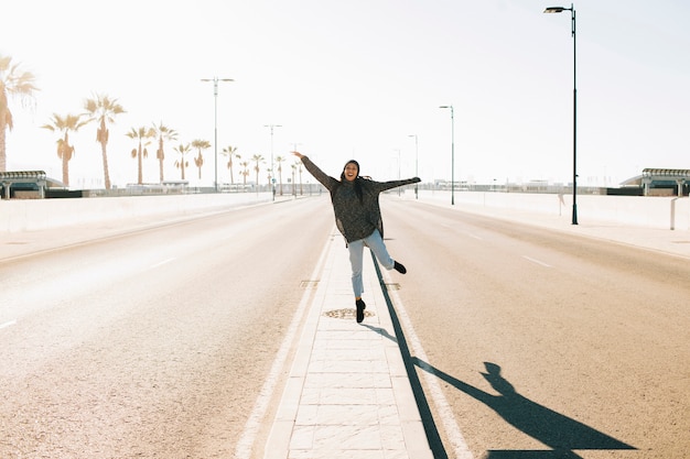 Mujer feliz en calle