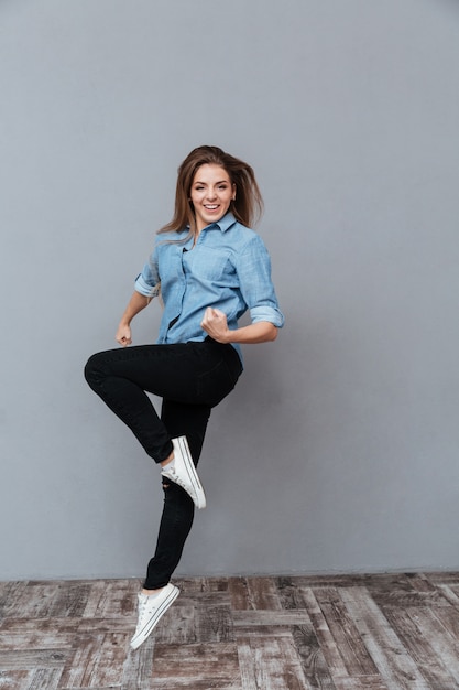 Mujer feliz en camisa