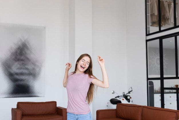 Mujer feliz cantando en el interior