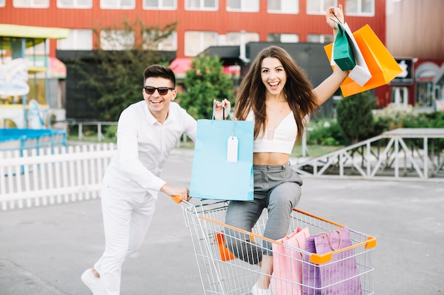 Foto gratuita mujer feliz en el carrito de compras