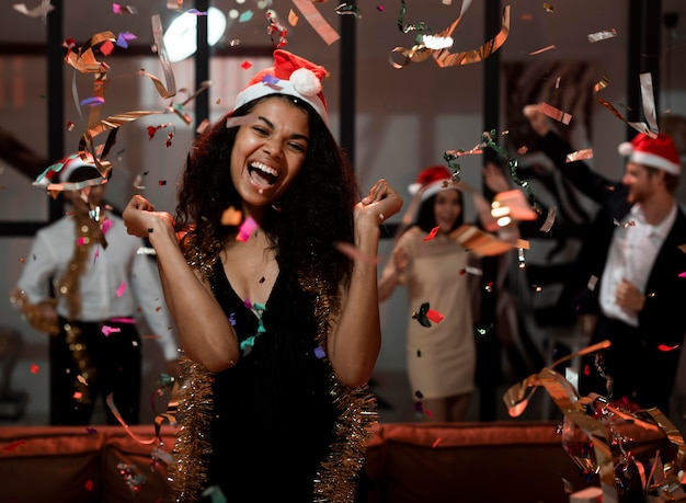 Mujer feliz celebrando la víspera de año nuevo con espacio de copia