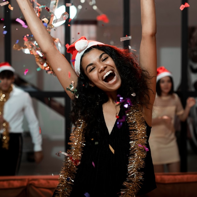 Mujer feliz celebrando la víspera de año nuevo