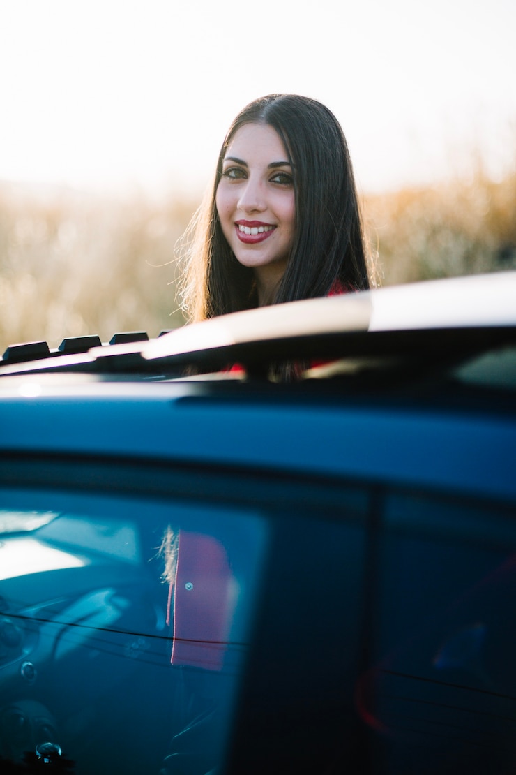 Foto gratuito mujer feliz cerca del coche