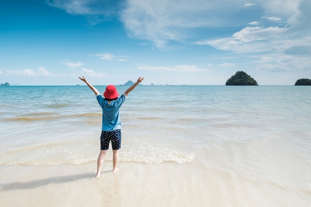 Foto gratuita mujer feliz en el cielo de la playa y de las nubes.