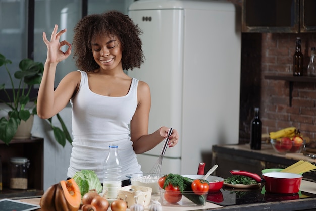 Foto gratuita mujer feliz en cocina