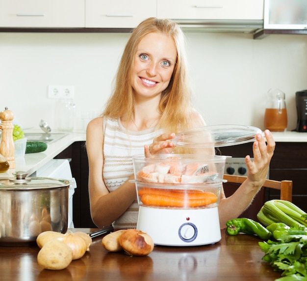 Foto gratuita mujer feliz cocinar con vapor eléctrico