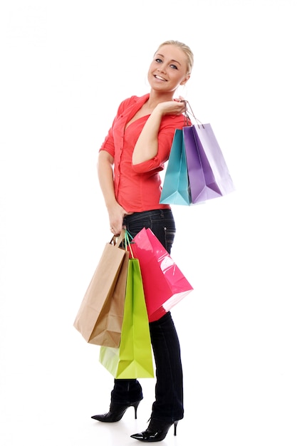 Mujer feliz con coloridos bolsos de compras