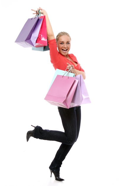 Mujer feliz con coloridos bolsos de compras