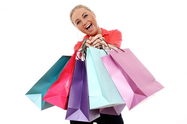 Mujer feliz con coloridos bolsos de compras