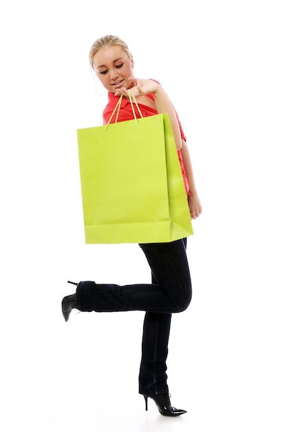 Mujer feliz con coloridos bolsos de compras