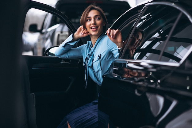 Mujer feliz comprando un carro