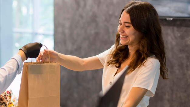 Mujer feliz de comprar productos orgánicos