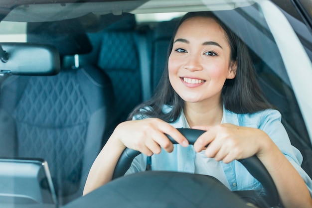 Mujer feliz en concesionario de coches