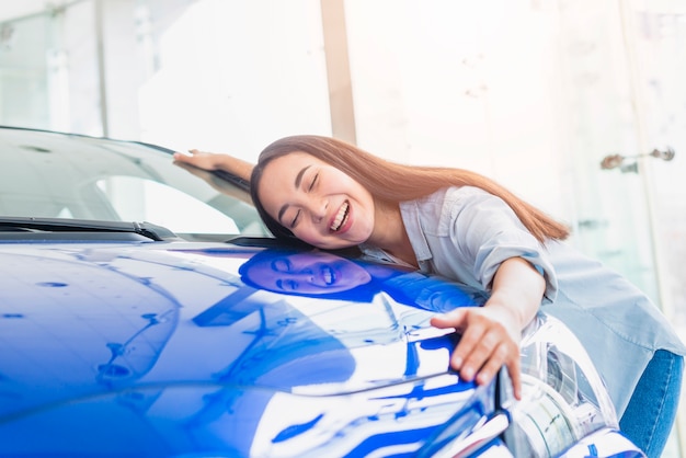 Mujer feliz en concesionario de coches