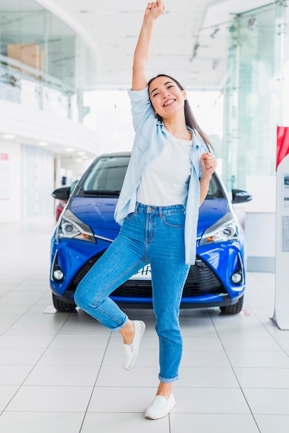 Foto gratuita mujer feliz en concesionario de coches